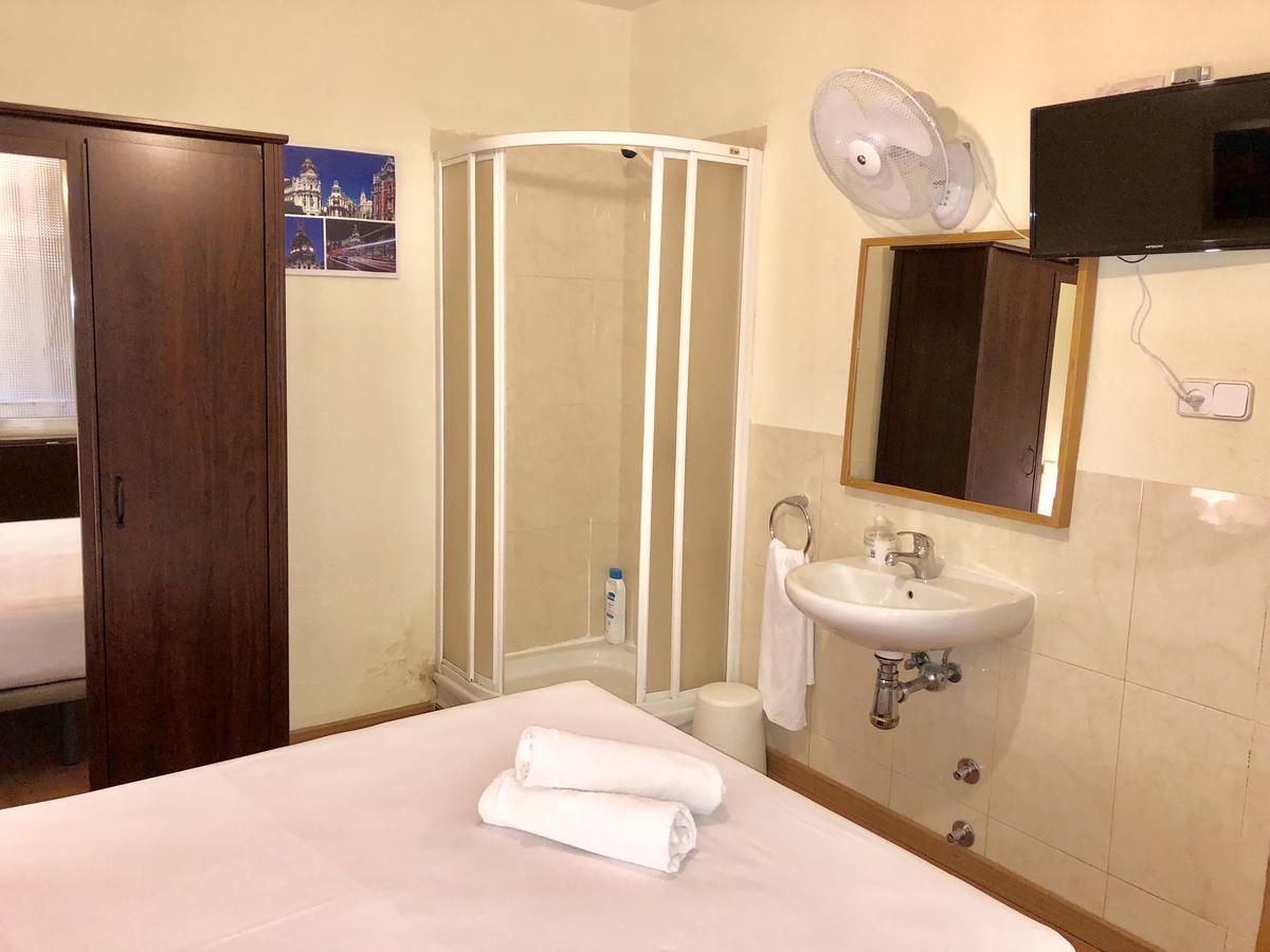 Hostal Arriaza Madrid Exterior foto